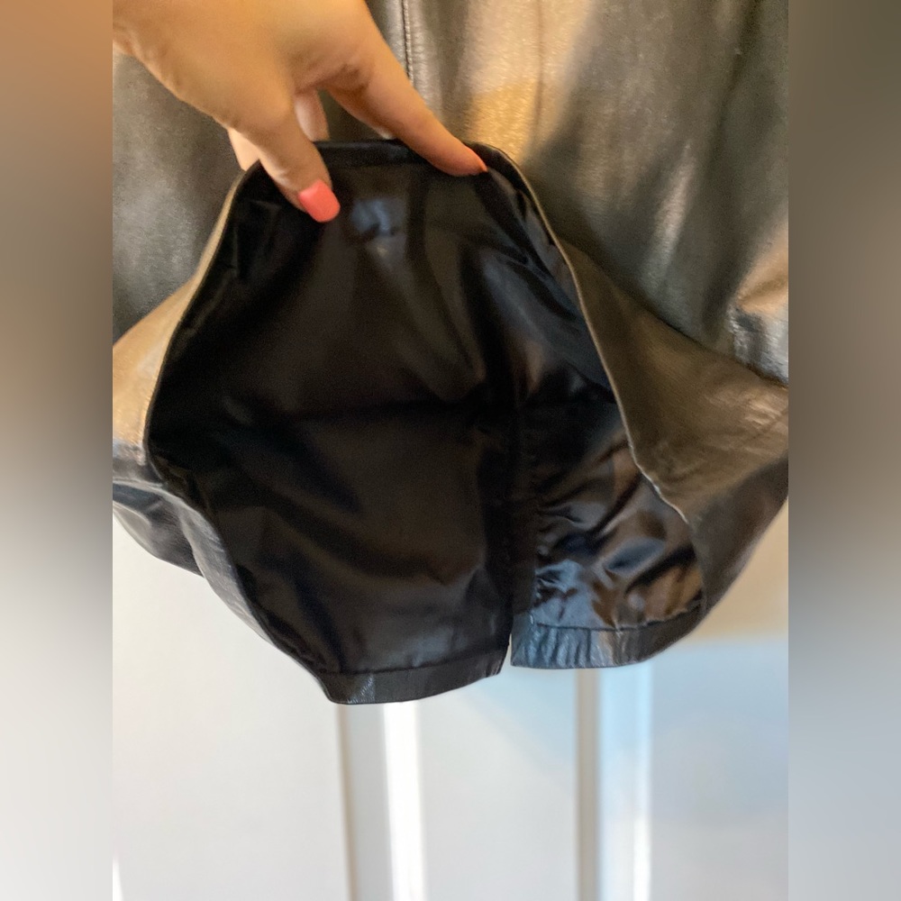 Black leather pencil skirt 28” waste & 25” long. Genuine leather. Sz 4 - Picture 8 of 11
